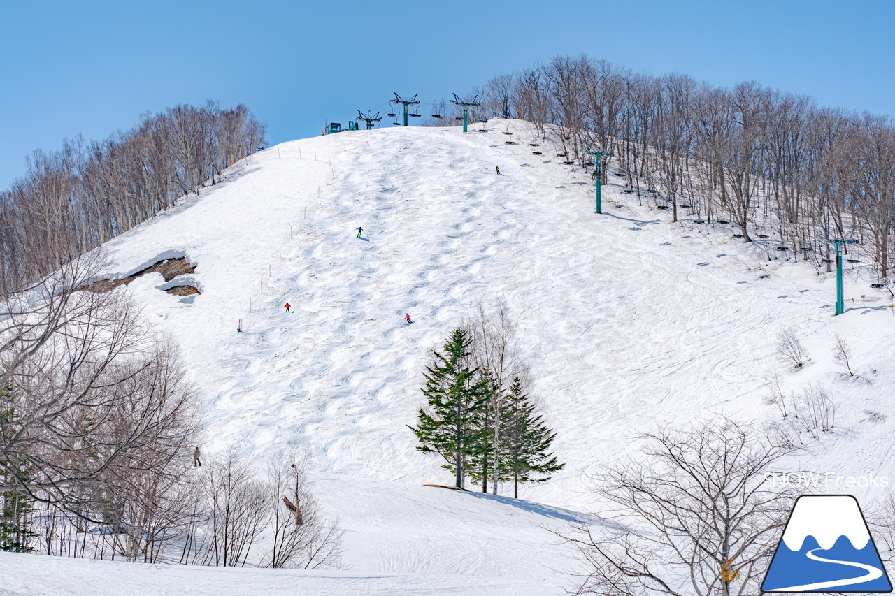 朝里川温泉スキー場｜豊富な残雪のおかげで、4月10日（日）まで営業延長中！日本海を眺めながら、のんびり春スキー＆スノーボードを楽しみましょう♪